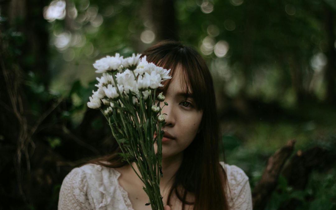 Woman holding white fowers, Patrick Porto